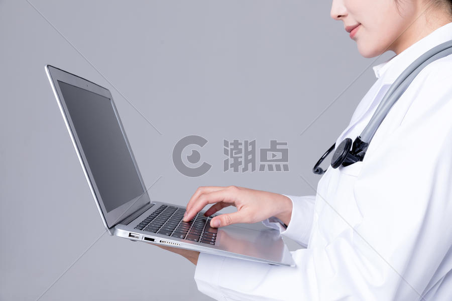 年轻医生操作笔记本电脑图片素材免费下载