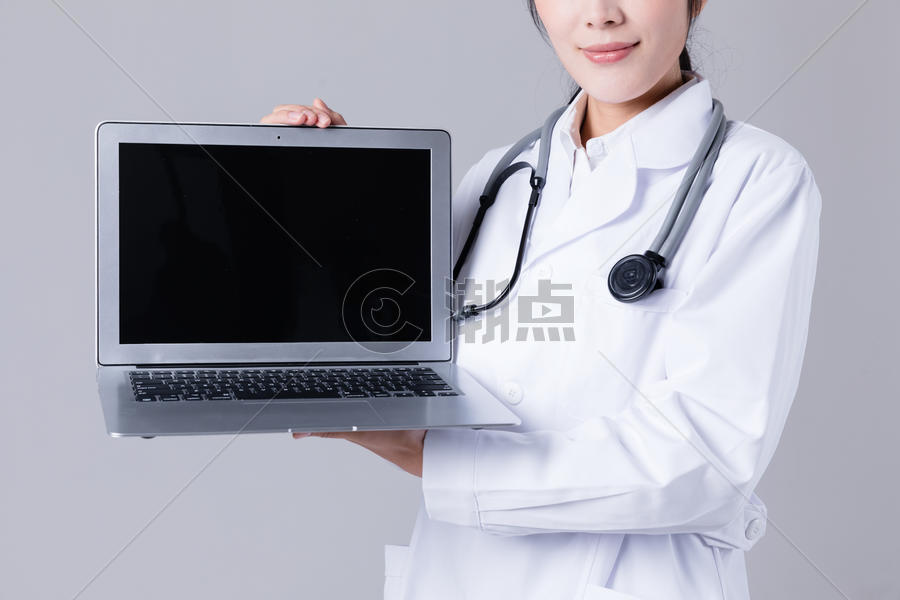 年轻医生操作笔记本电脑图片素材免费下载