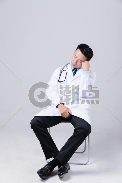坐在椅子上疲惫的医生图片素材免费下载