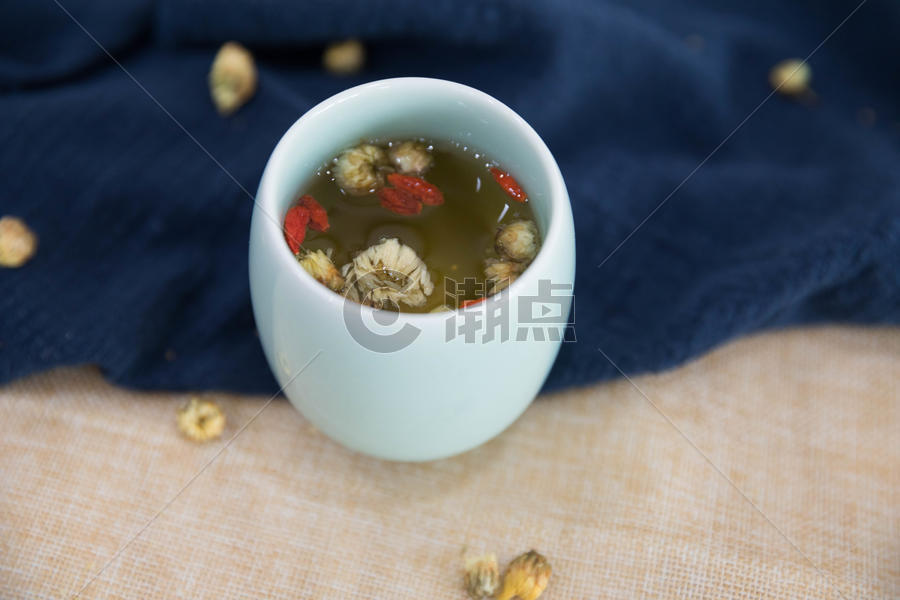 菊花枸杞养生茶在桌面上图片素材免费下载