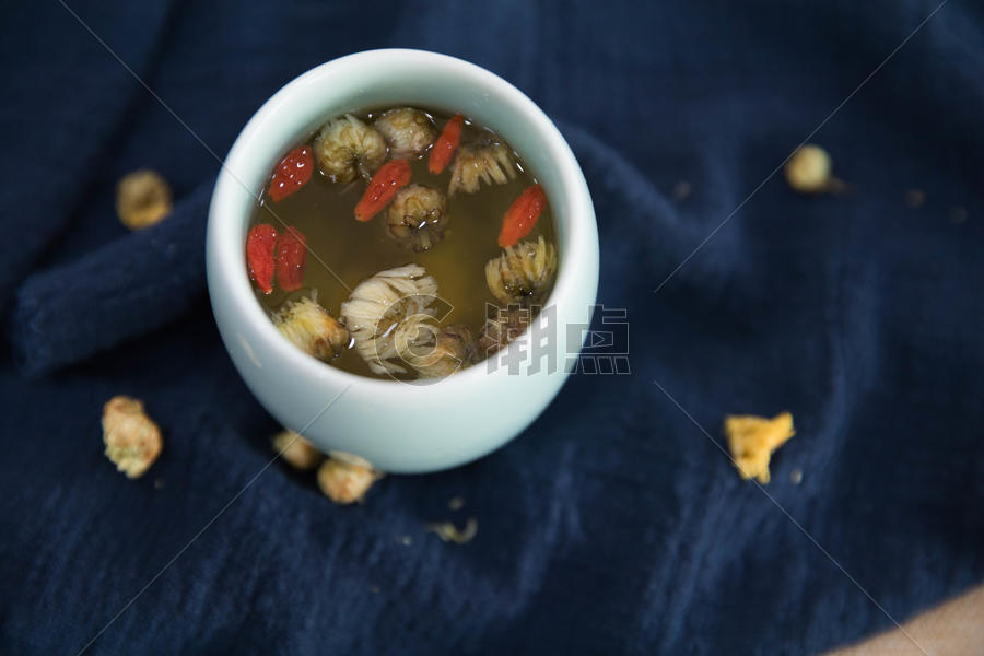 刚泡的菊花枸杞养生茶图片素材免费下载