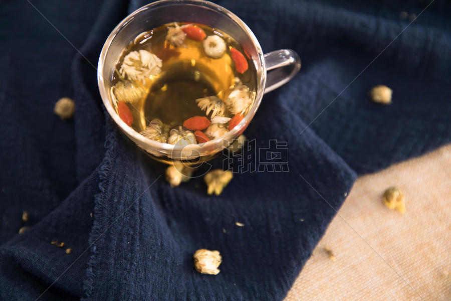 菊花茶在褶皱桌面上图片素材免费下载