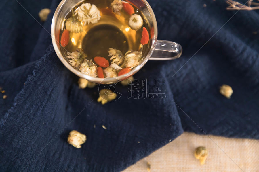 菊花枸杞养生茶在画面上面图片素材免费下载