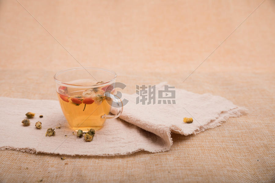桌台上菊花枸杞养生茶图片素材免费下载