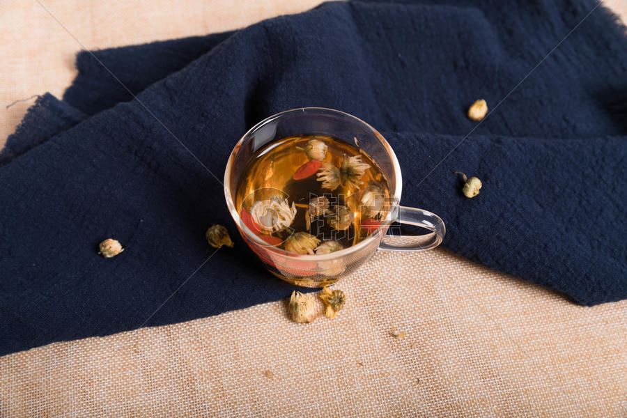 黄蓝桌布上的菊花枸杞养生茶图片素材免费下载