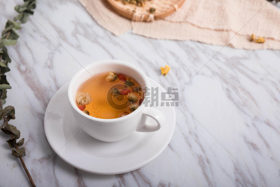 养生菊花枸杞茶在桌面上图片素材免费下载