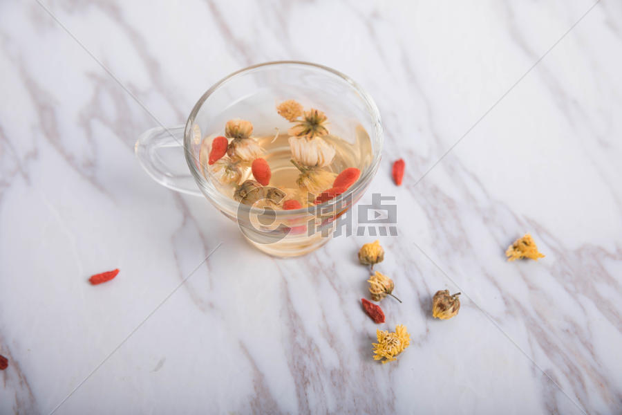 一杯透明的菊花枸杞茶图片素材免费下载