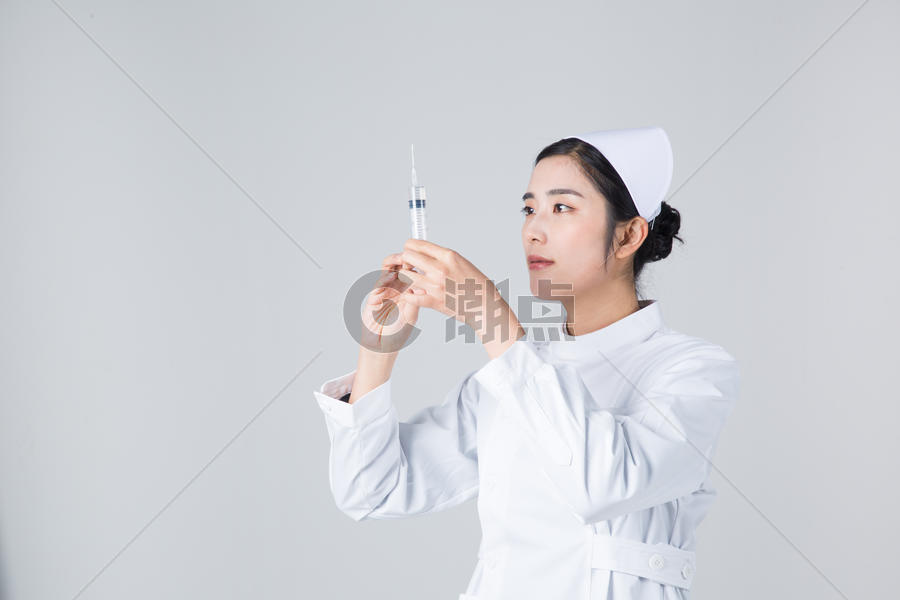 白衣天使护士打针图片素材免费下载