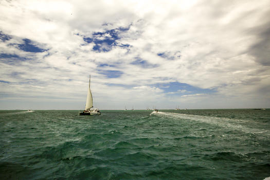 毛里求斯海平线上的船帆图片素材免费下载