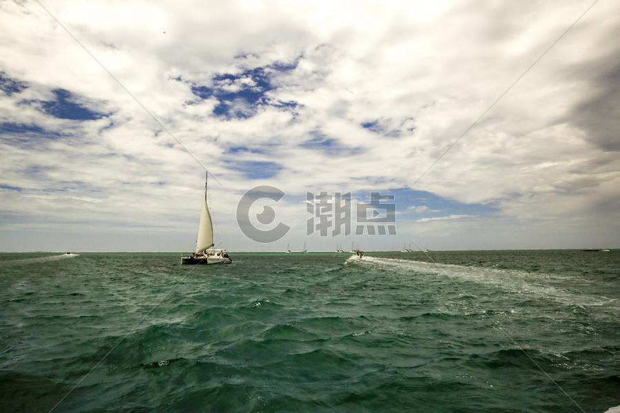 毛里求斯海平线上的船帆图片素材免费下载