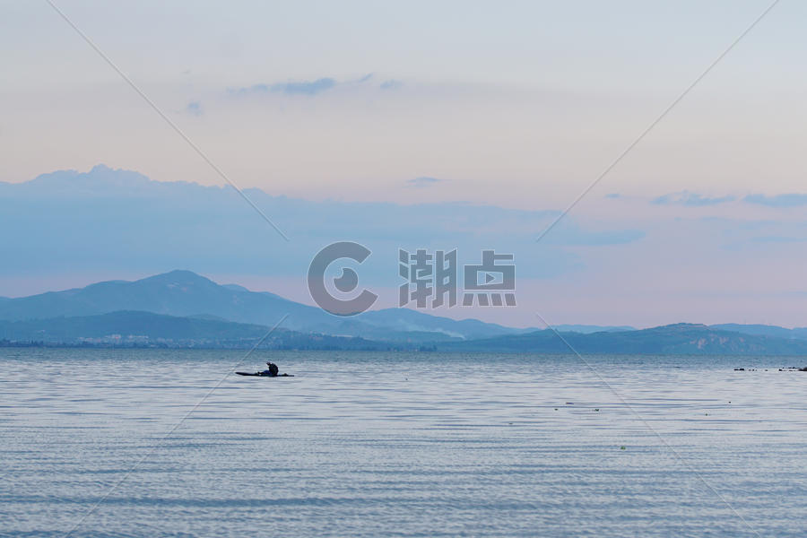 大理洱海打鱼渔民图片素材免费下载