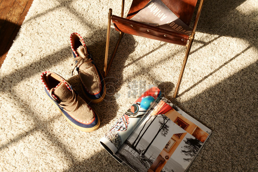 地毯上的鞋子和杂志图片素材免费下载