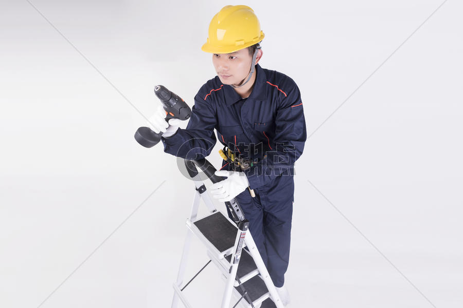 男子爬梯子工作底图图片素材免费下载