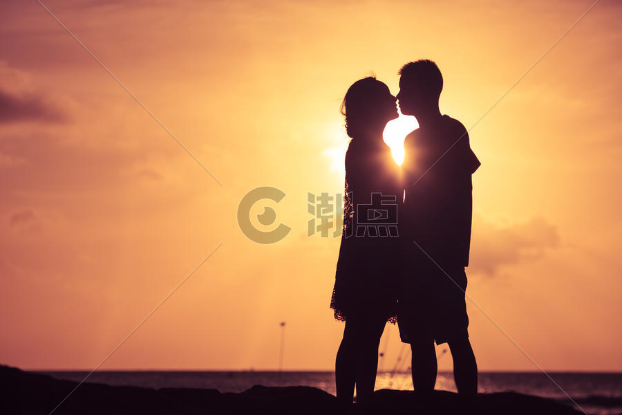 夕阳晚霞下的情侣图片素材免费下载
