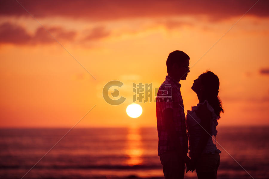 夕阳下的情侣图片素材免费下载