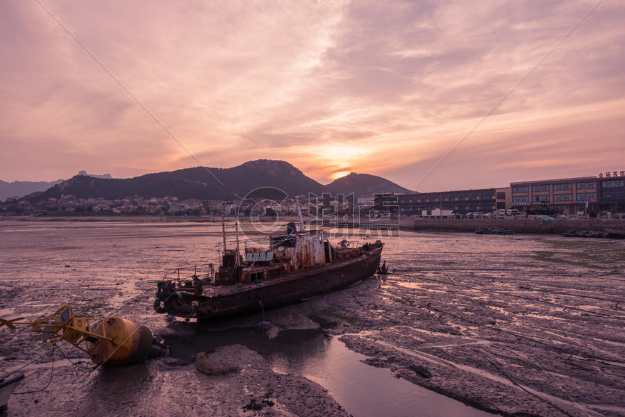 青岛海边渔船图片素材免费下载