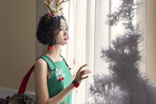 圣诞装束的美女图片素材免费下载