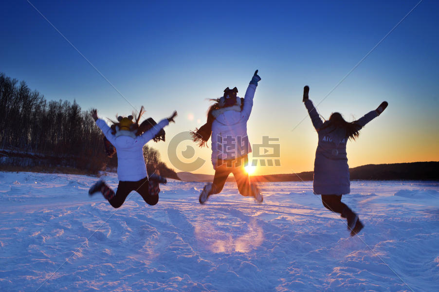 黑龙江雪地里逆光跳跃的人群背影图片素材免费下载