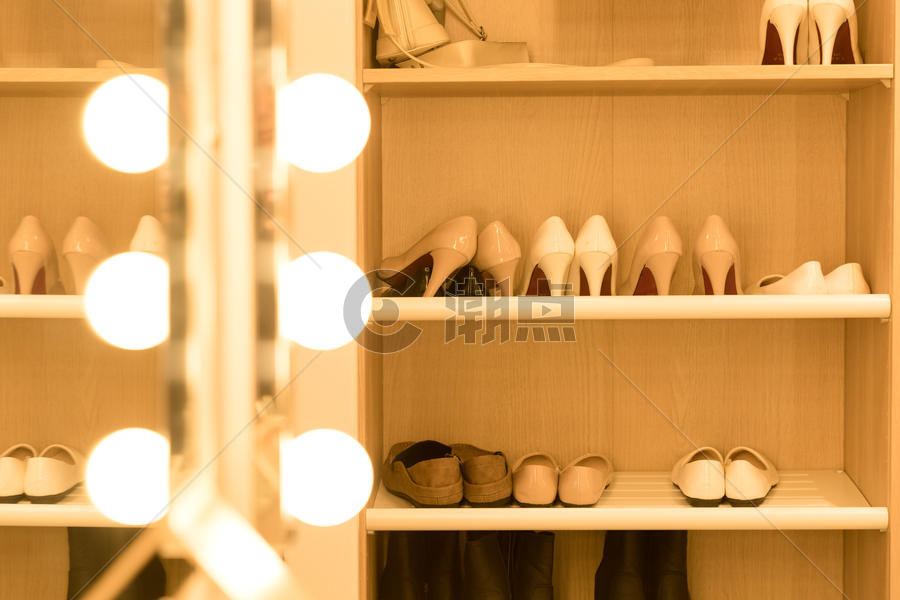 女性高跟鞋鞋柜图片素材免费下载