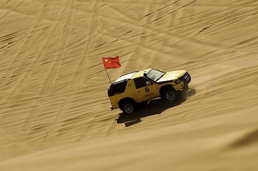 新疆沙漠越野汽车运动图片素材免费下载