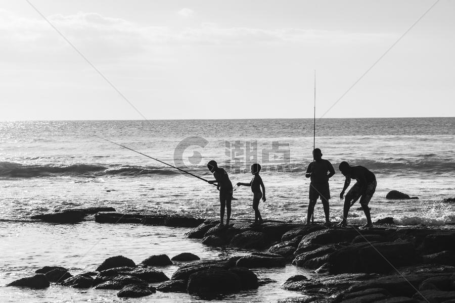 海边四个孩子的钓鱼图片素材免费下载