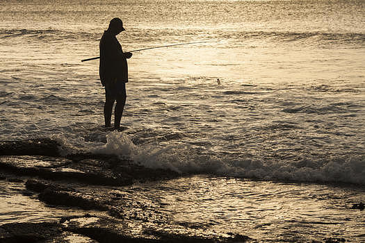 海边钓鱼人的剪影图片素材免费下载