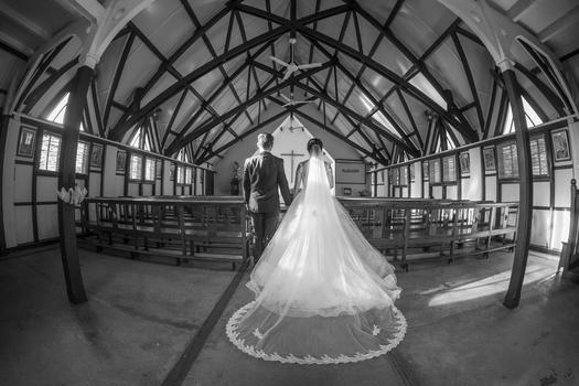 教堂结婚的新人图片素材免费下载