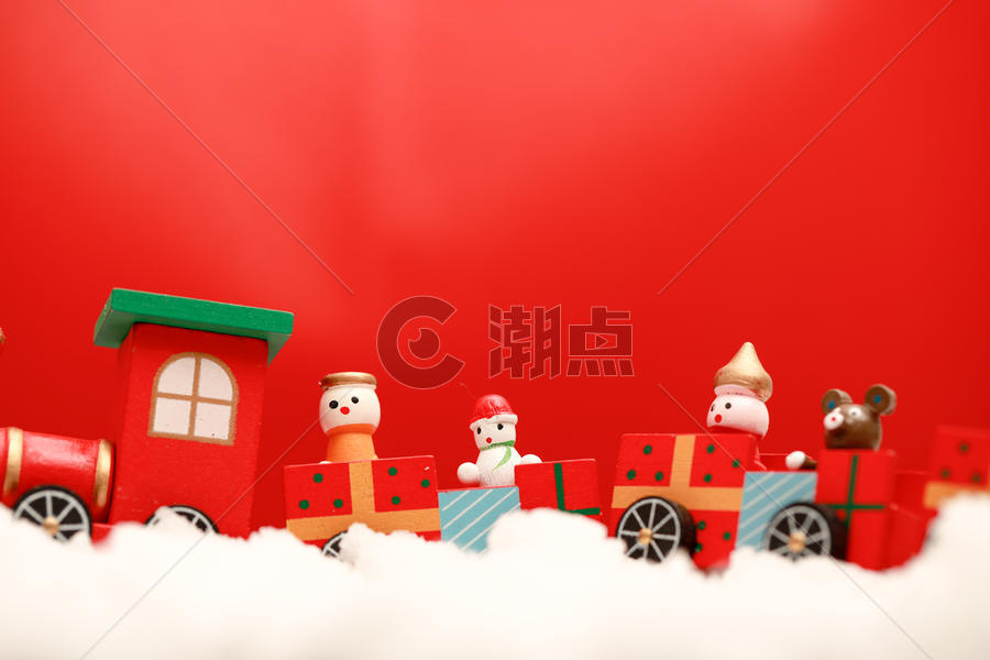 圣诞雪地里的玩具火车图片素材免费下载