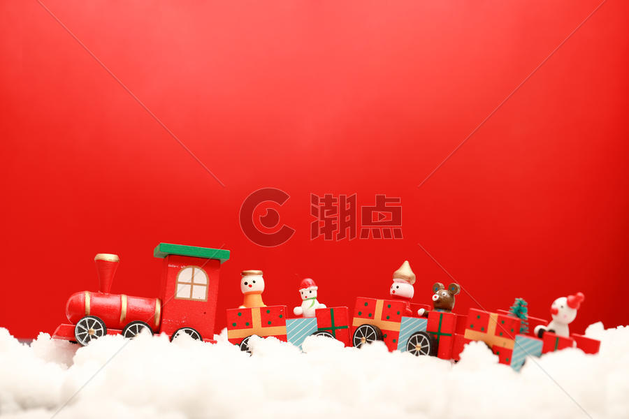圣诞雪地里的玩具火车图片素材免费下载