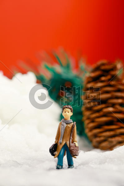 圣诞装置雪地里小人和大松果图片素材免费下载