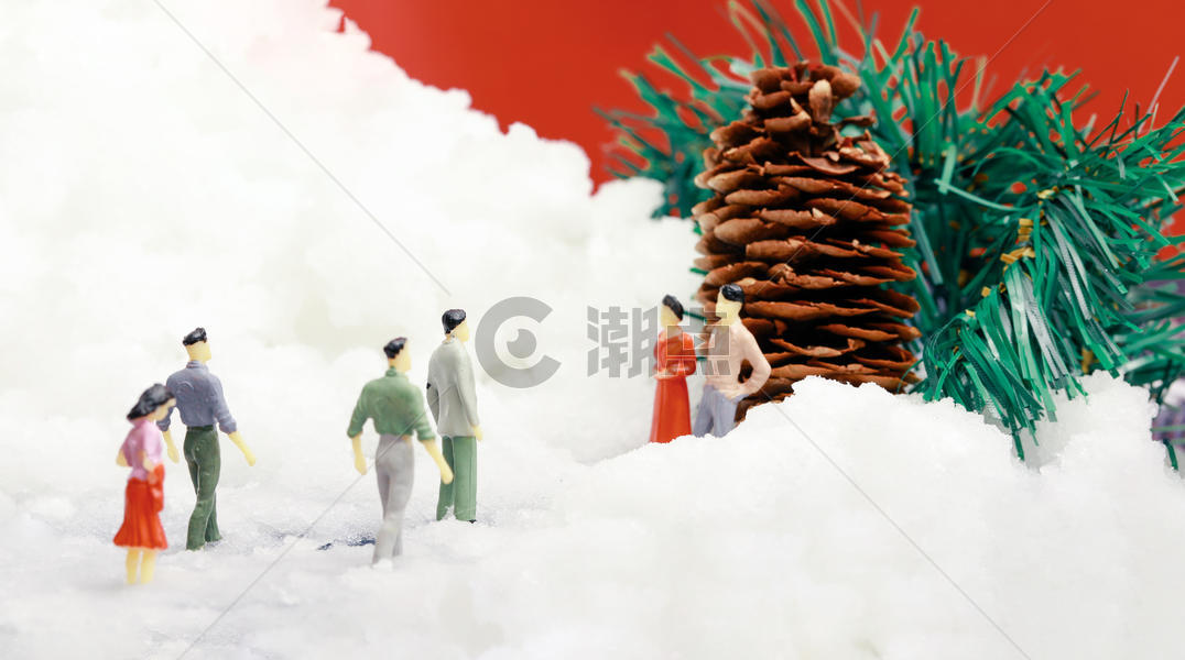 圣诞装置雪地里小人和大松果图片素材免费下载