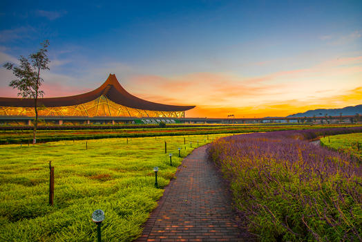 夕阳下的云南昆明长水机场图片素材免费下载