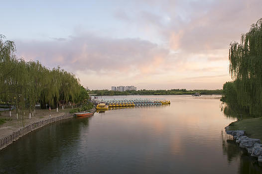 城市中的公园湖泊图片素材免费下载