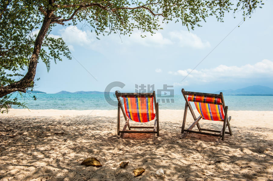 沙滩边的彩色躺椅图片素材免费下载