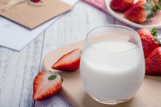 新鲜草莓牛奶图片素材免费下载