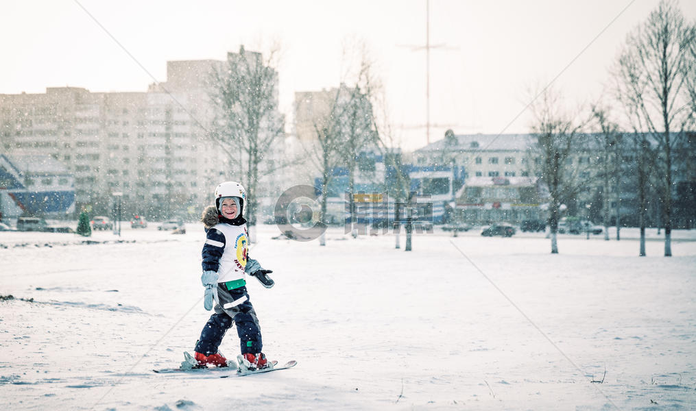 冬季学习滑雪的儿童图片素材免费下载