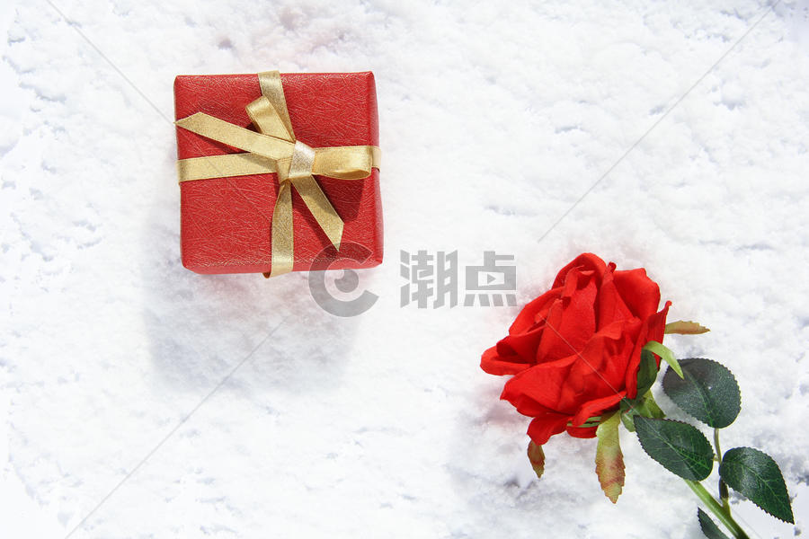 雪地里的礼物和红玫瑰简约背景图图片素材免费下载