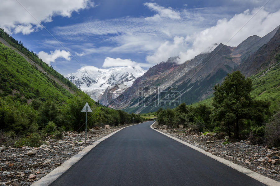 西藏高原群山中的公路图片素材免费下载