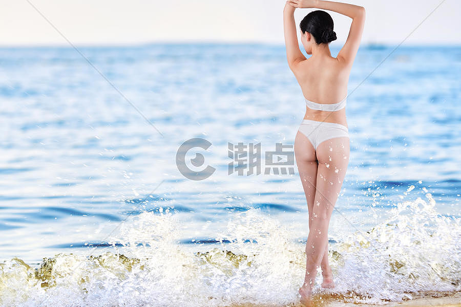 海边度假的美女图片素材免费下载