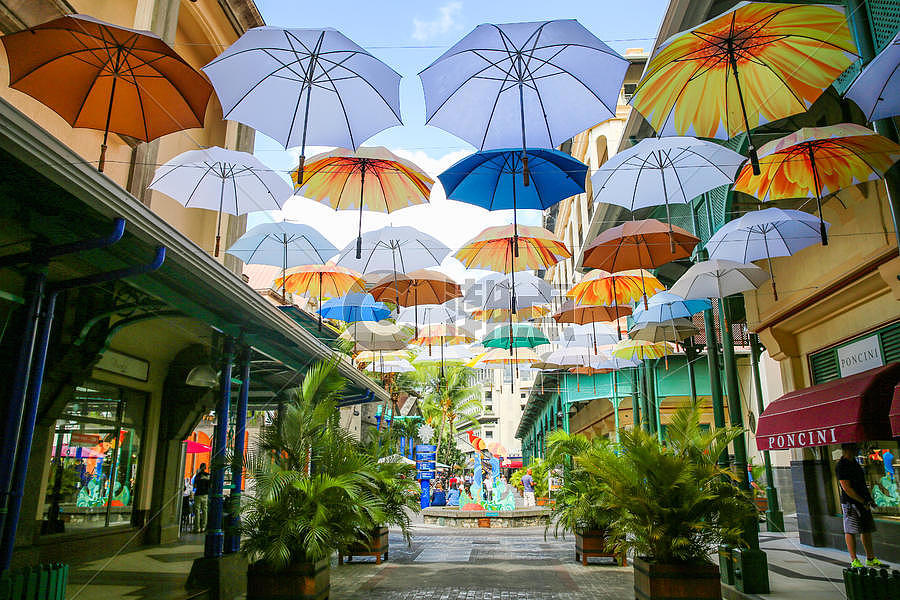 特色风情的彩色雨伞街景图片素材免费下载
