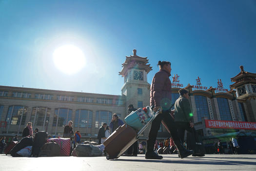 北京站坐火车回家的人图片素材免费下载