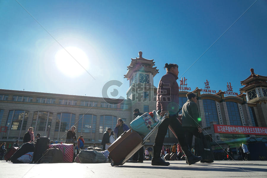 北京站坐火车回家的人图片素材免费下载