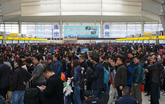 北京南站赶火车的人们图片素材免费下载