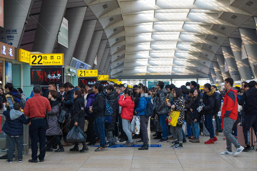 北京南站赶火车的人们图片素材免费下载