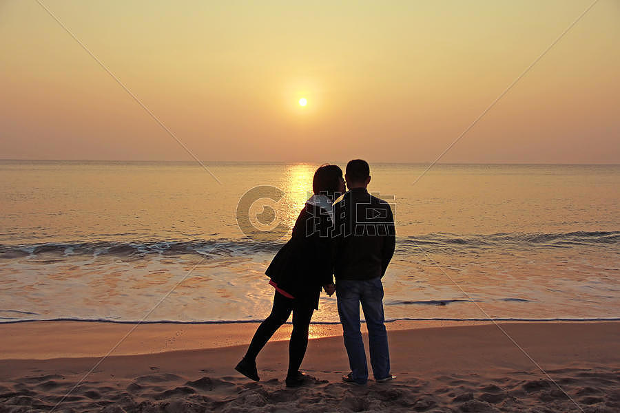 海边的浪漫恋人图片素材免费下载