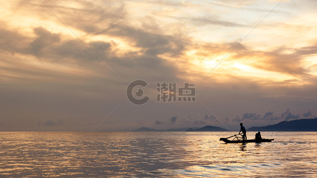 夕阳下海边辛勤劳动的渔民图片素材免费下载