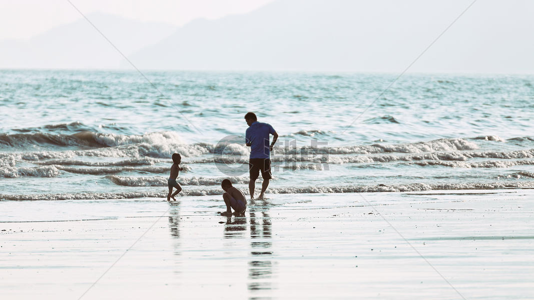 在海边参加亲子活动的幸福的一家人图片素材免费下载