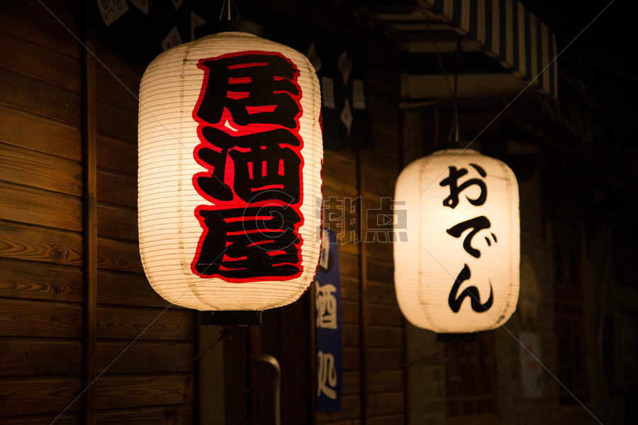 日式酒屋门口的灯笼图片素材免费下载