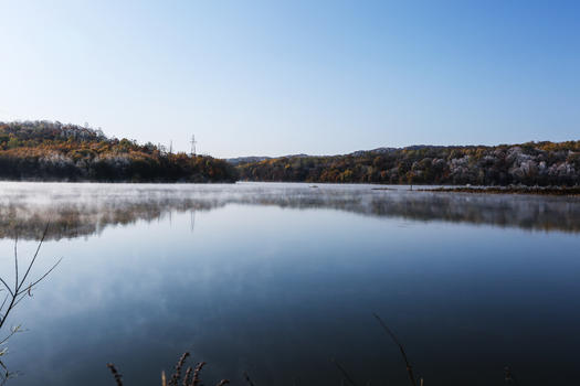 冬天平静的湖水图片素材免费下载