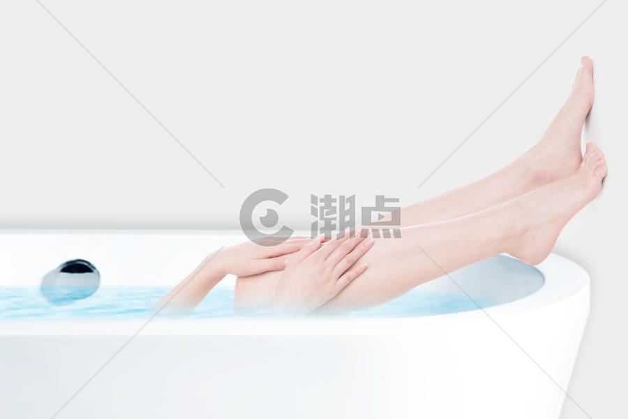 浴缸中的女性腿图片素材免费下载